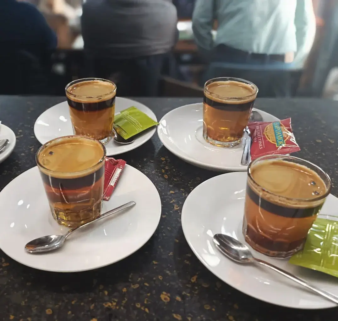 Carajillos en la barra de El Sentidet