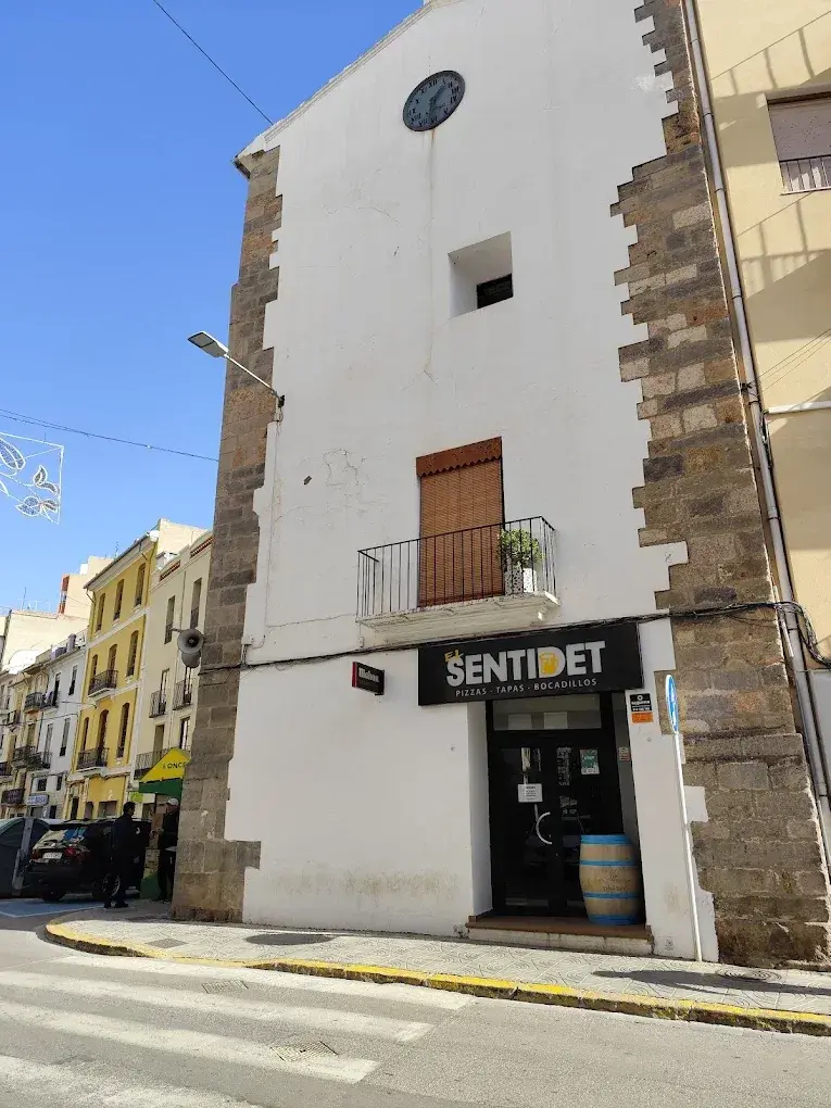 Fachada exterior de El Sentidet en la Plaza San Roque