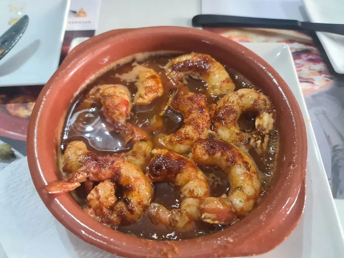 Gambas al ajillo en cazuela de barro en El Sentidet