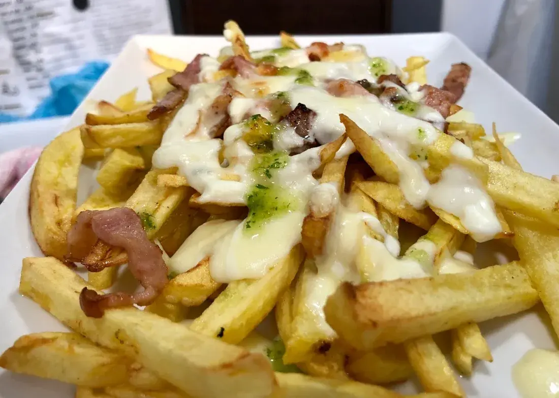 Patatas fritas con bacon y queso fundido en El Sentidet