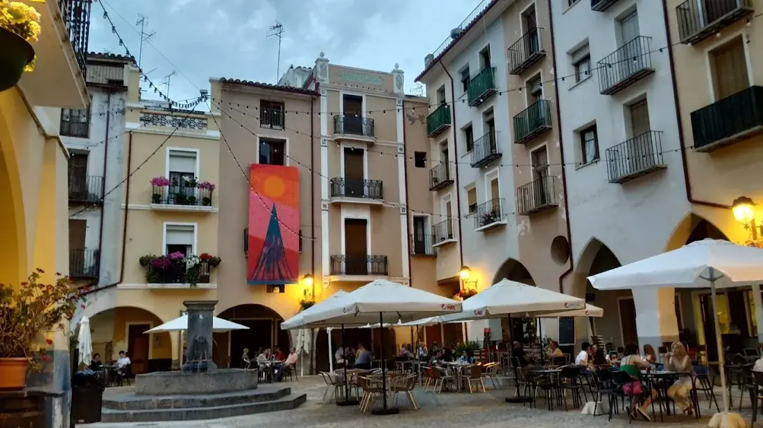 Plaza San Roque con las terrazas de El Sentidet al atardecer