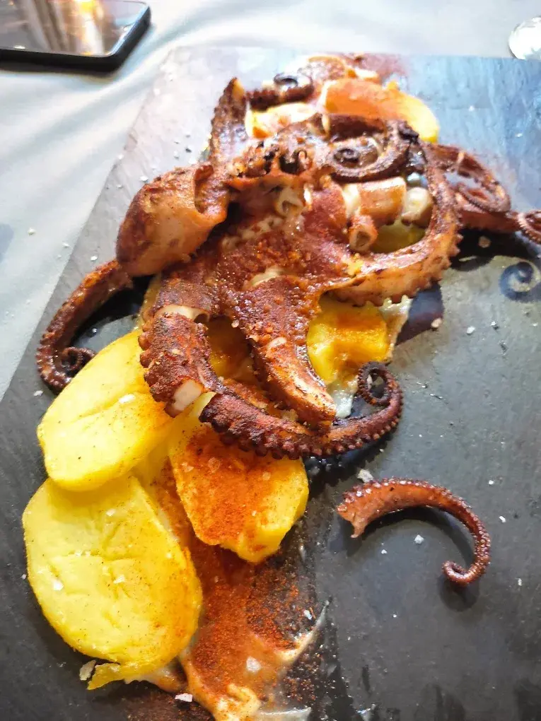 Pulpo a la gallega sobre pizarra en El Sentidet