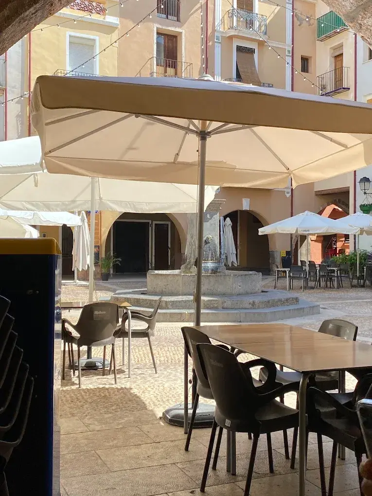 Terraza de El Sentidet con vistas a la plaza