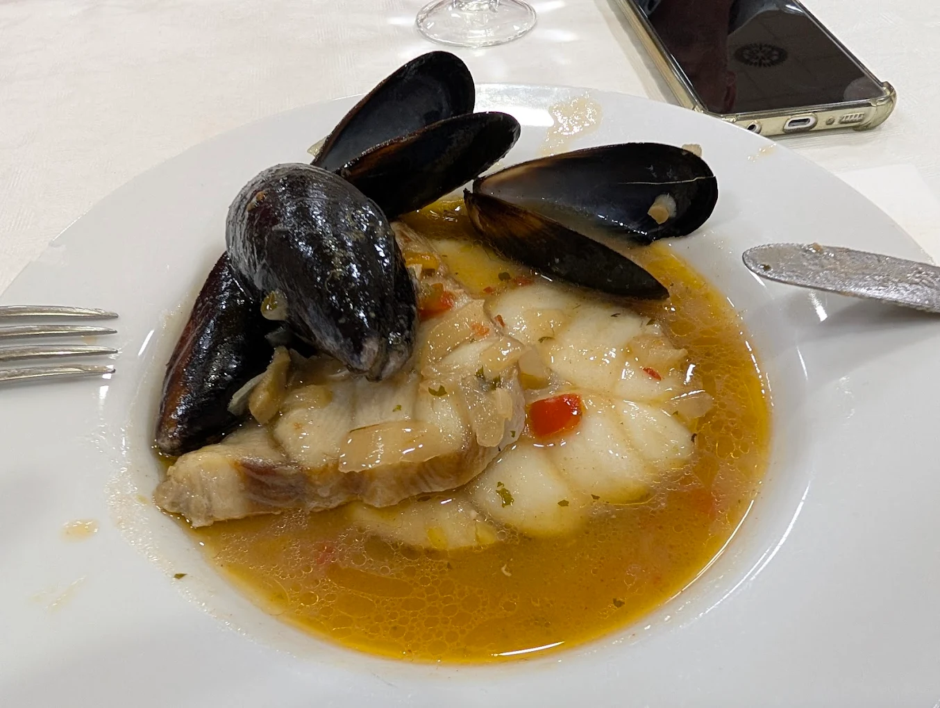 Bacalao con mejillones en salsa en Sis Quarts