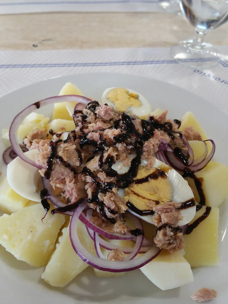 Ensalada de patata con atún y huevo en Sis Quarts