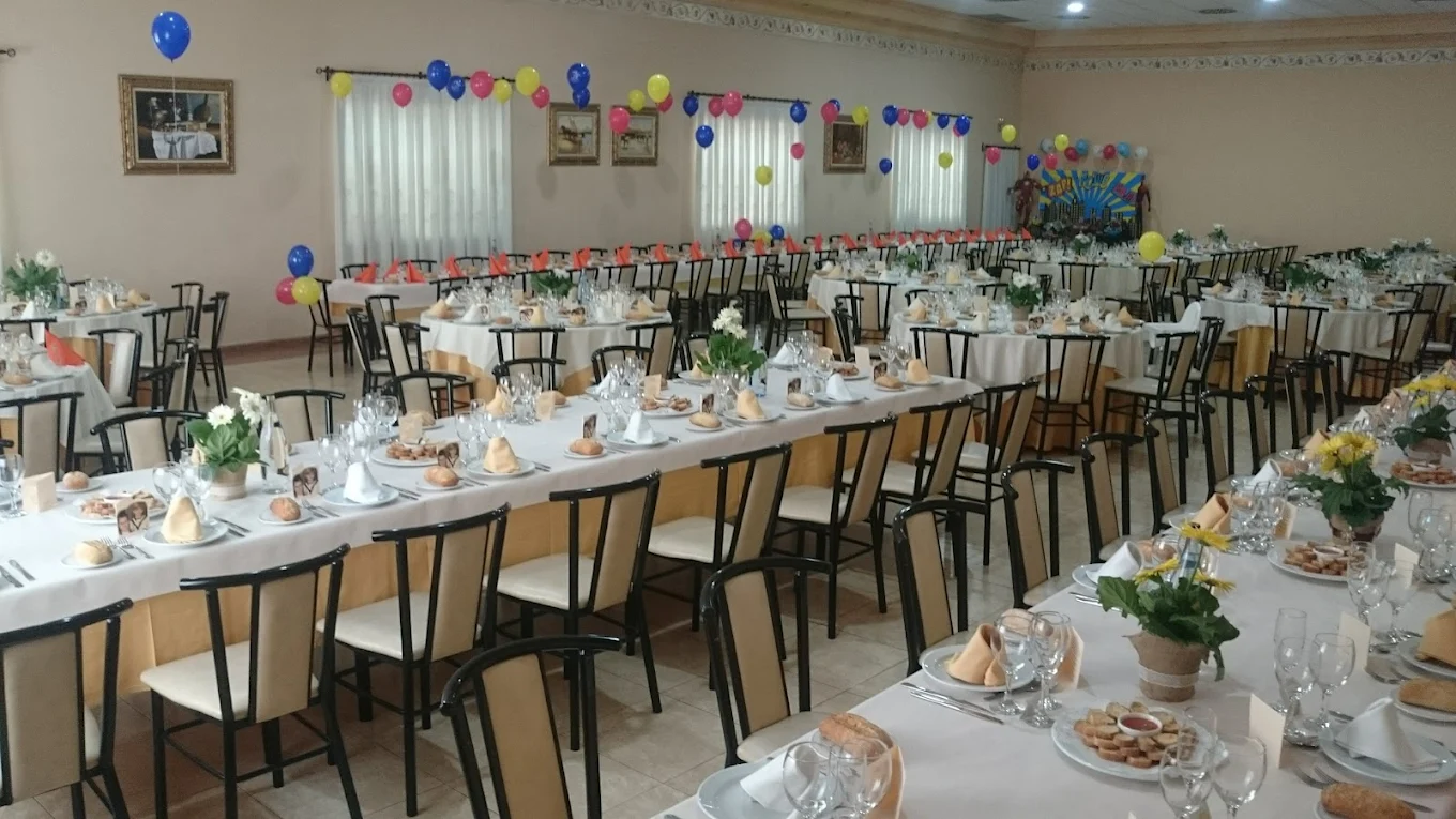 Salón de banquetes montado para celebración en Sis Quarts