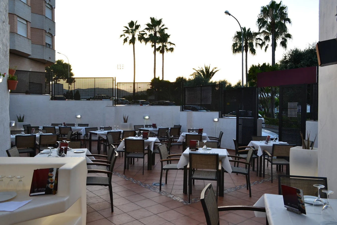 Terraza de El Patio Casual-bar al atardecer