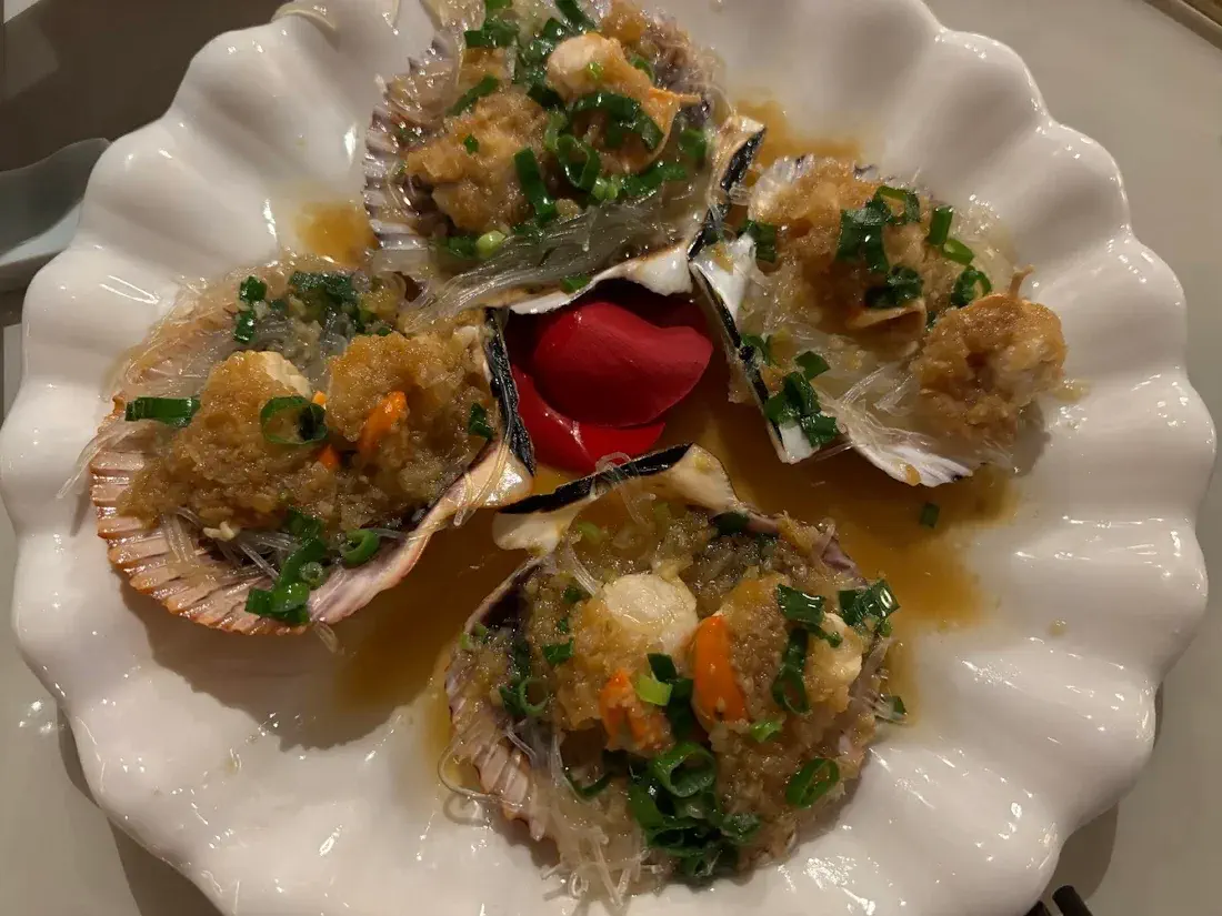 Vieiras al vapor en el Restaurante Yi Jiang Nan