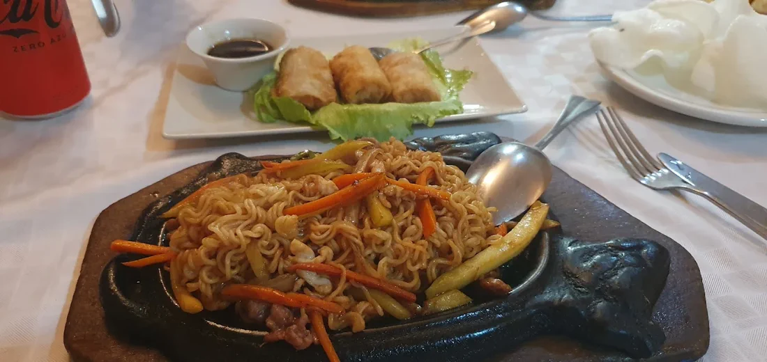 Fideos en plancha y rollitos de primavera en Zhe Jiang