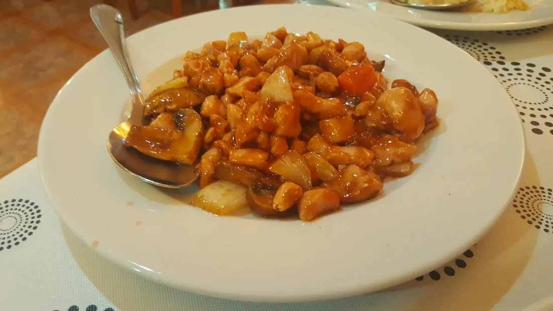 Pollo con anacardos en salsa agridulce en Zhe Jiang