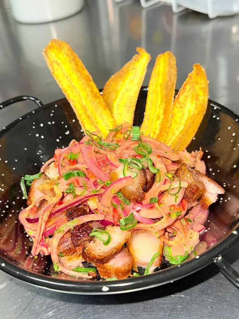 Chicharrón con patacones y encurtido en Sabor a Colombia Gourmet