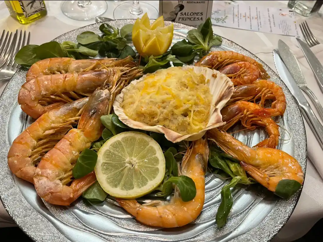 Plato de marisco con vieiras y gambas en Salones Princesa