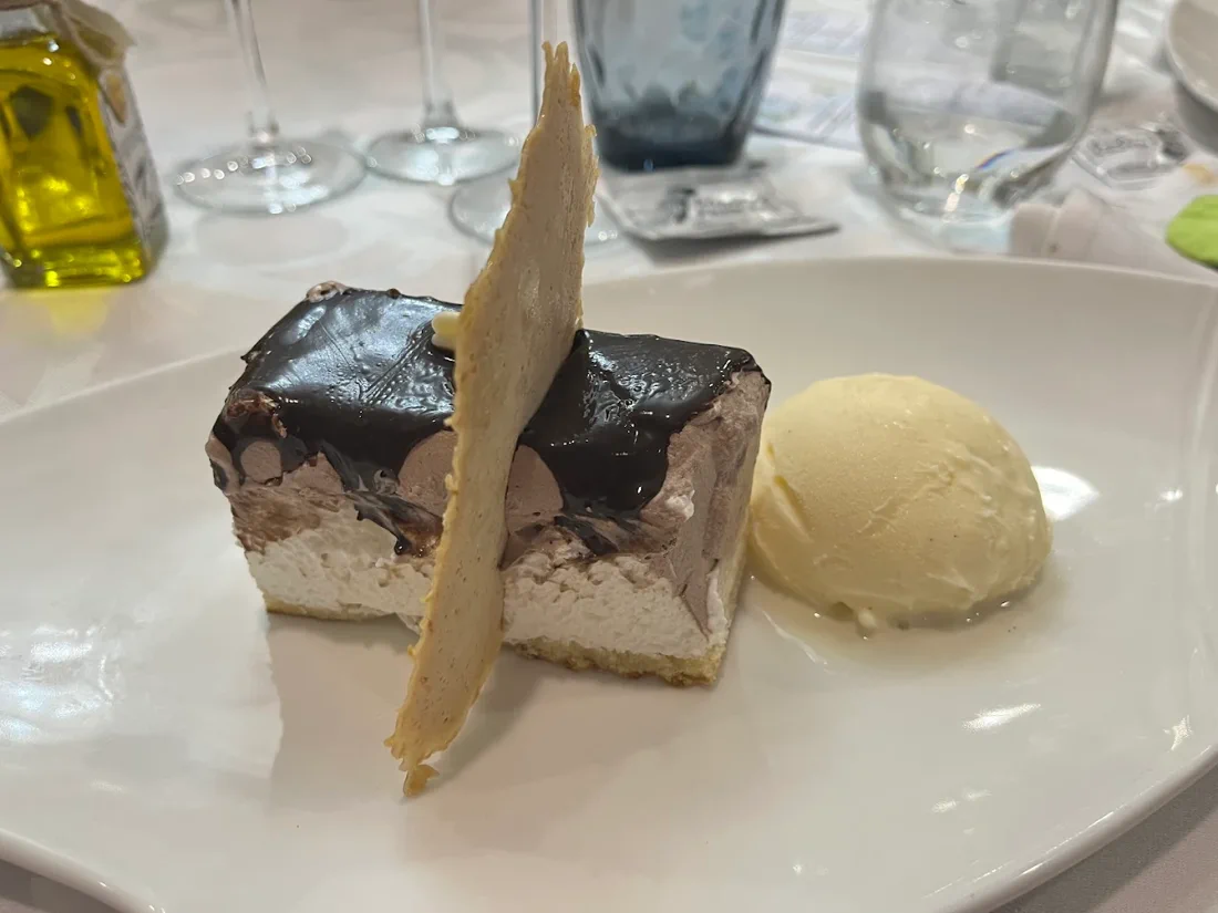 Postre de mousse de chocolate con helado en Salones Princesa