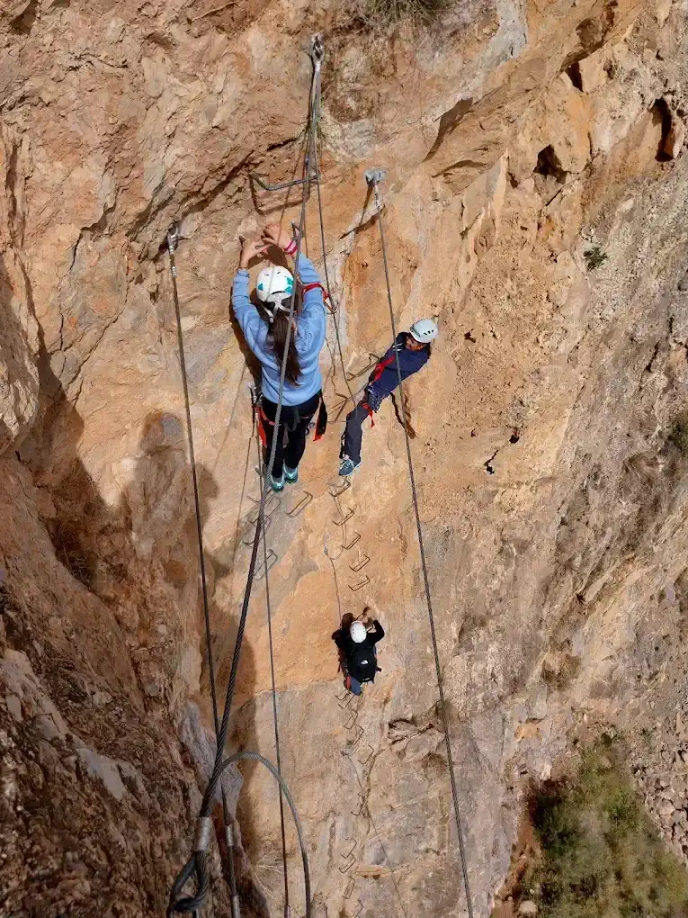 Escalada en pared de roca vertical con arneses, actividad de Sargantana Aventura