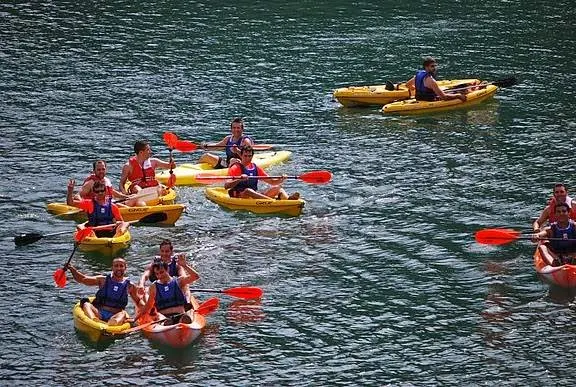 Grupo practicando kayak en el río Mijares con Sargantana Aventura