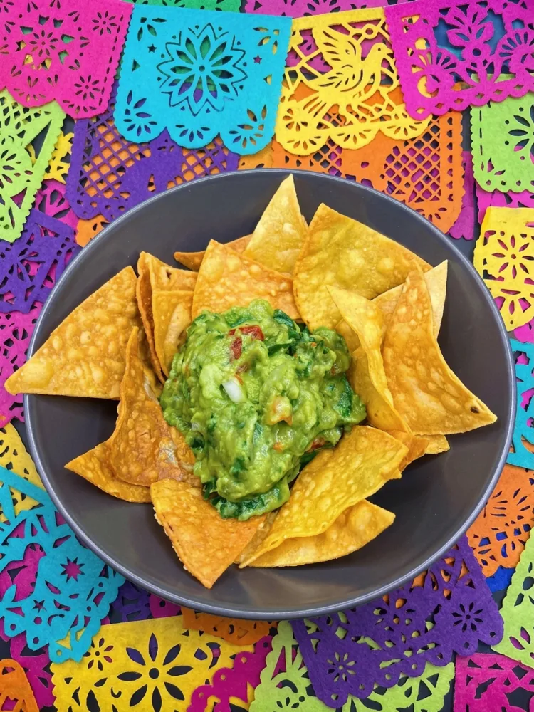 Guacamole preparado al momento y nachos caseros en Takila Onda