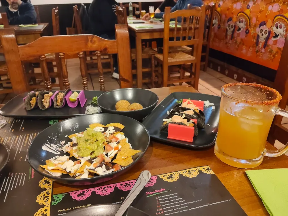 Variedad de platos mexicanos en Takila Onda — nachos, tacos y guacamole