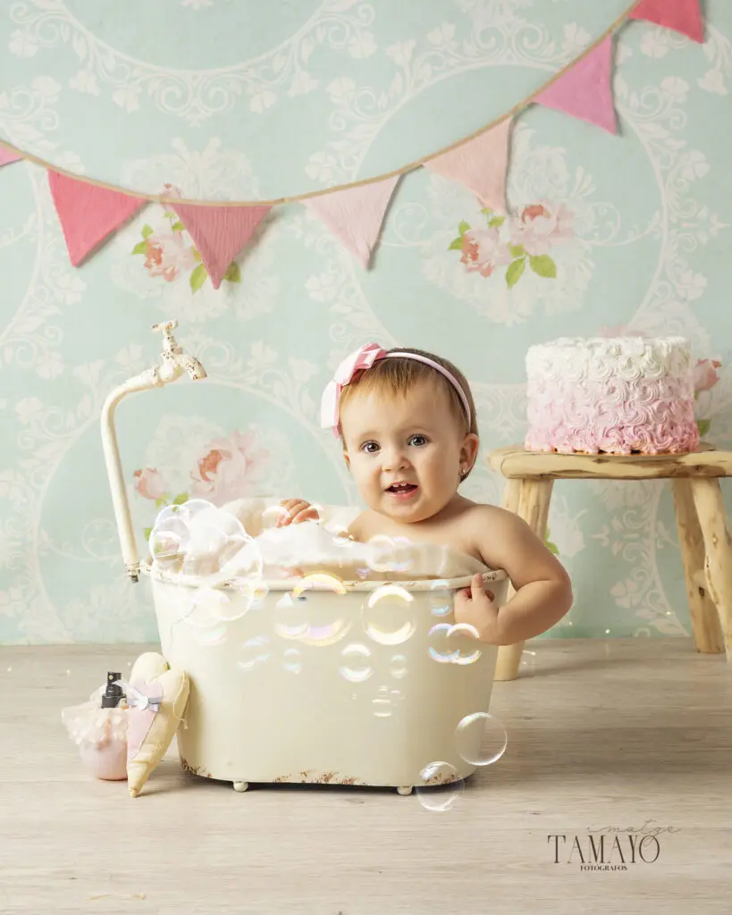Sesión de bebé en estudio con bañera y decorado, Tamayoimatge