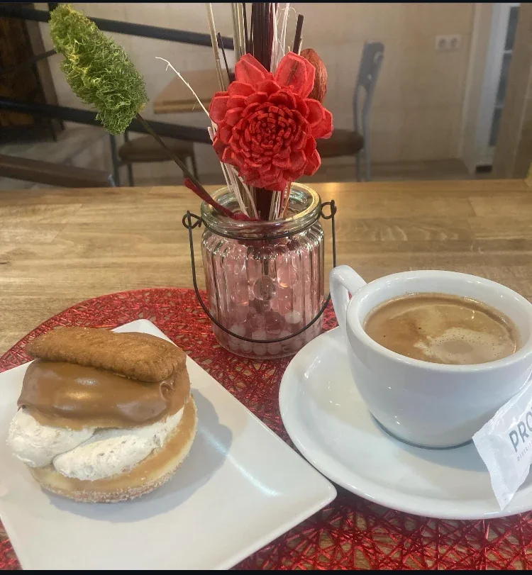 Desayuno con bollo de crema y café con leche en Teressa Café i Pa Onda