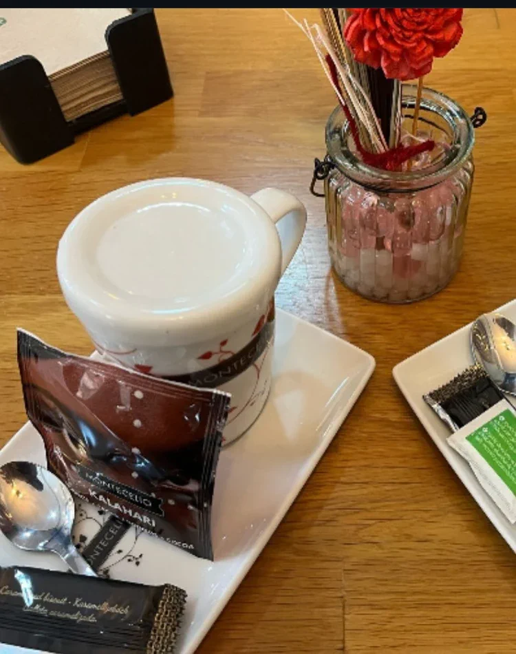 Taza de chocolate caliente con sobre en Teressa Café i Pa Onda
