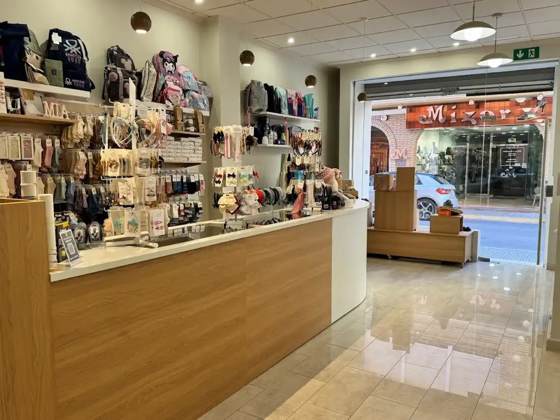 Sección de complementos, bolsos y mochilas en Nuvolets Onda