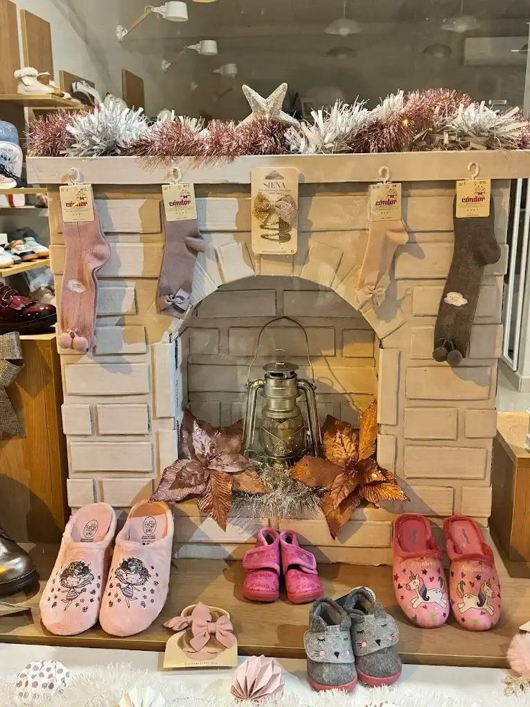 Escaparate navideño con zapatillas infantiles y calcetines en Nuvolets Onda
