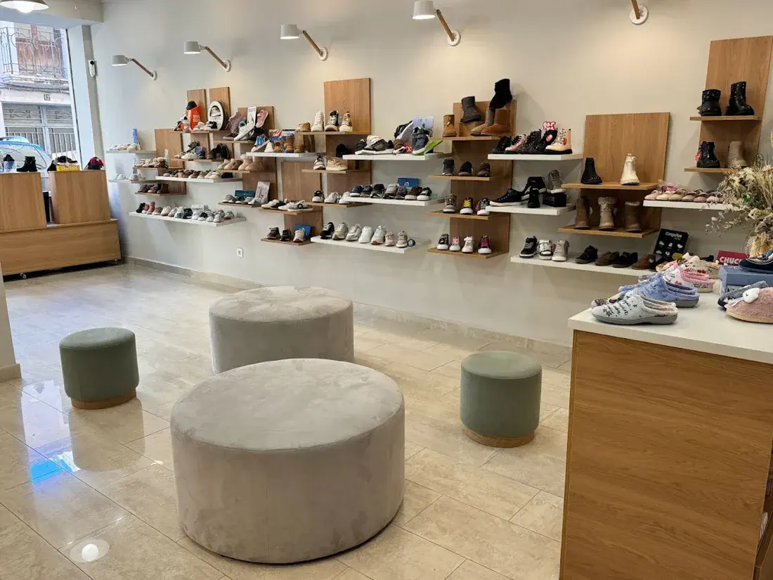 Interior de Nuvolets con estanterías de calzado para niños y adultos