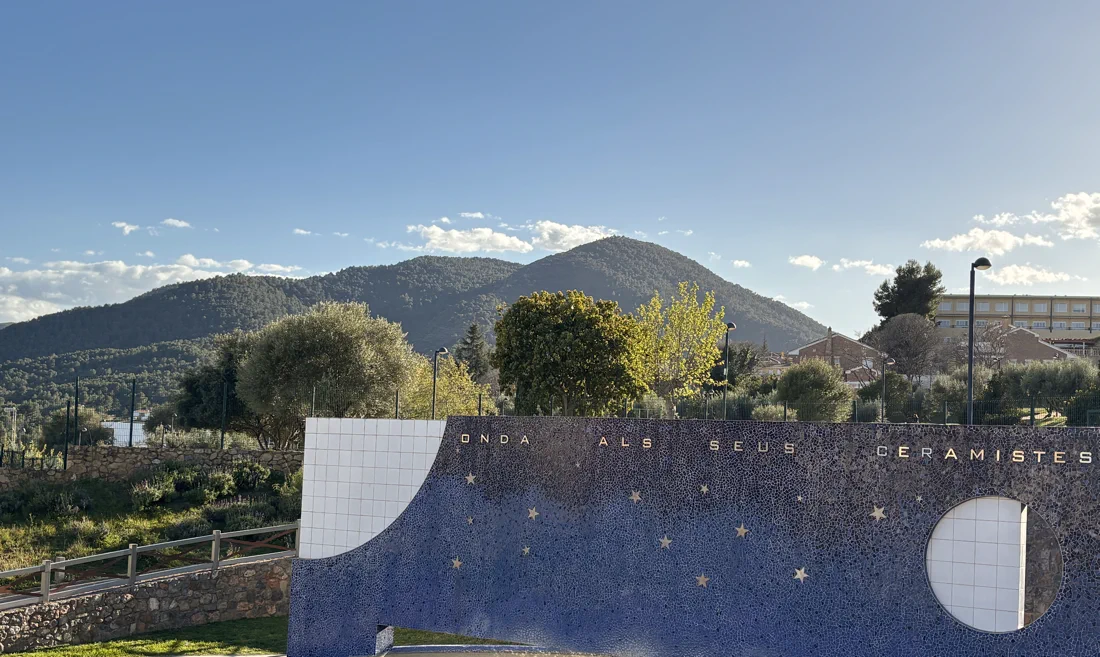 Mural cerámico 'Onda als seus ceramistes' en el Parque de la Cerámica, con la Sierra Espadán al fondo