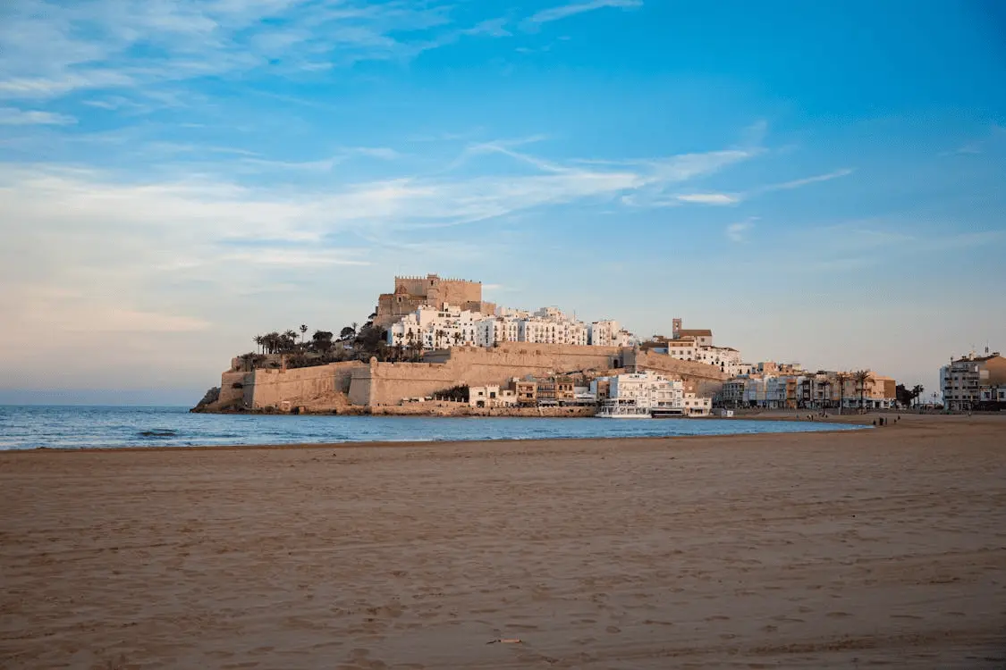Castillo de Peñíscola con la playa en primer plano, panorámica clásica desde la Costa del Azahar