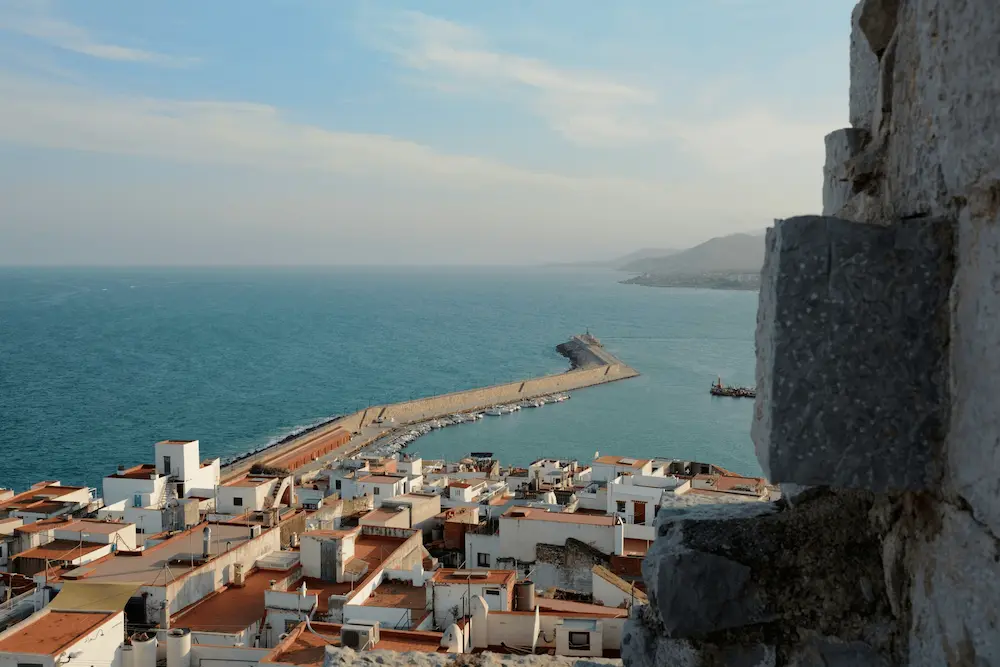 Vista aérea del promontorio de Peñíscola con el castillo del Papa Luna y la ciudad amurallada sobre el Mediterráneo, Costa del Azahar