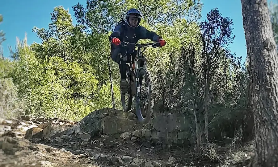 Ciclista de BTT en las pistas forestales de la Sierra de Espadán, Onda