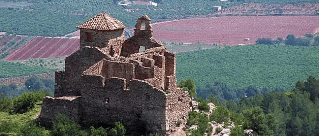 Ermita de Santa Bárbara en Onda con el castillo de las 300 Torres al fondo y vistas a la Plana Baixa