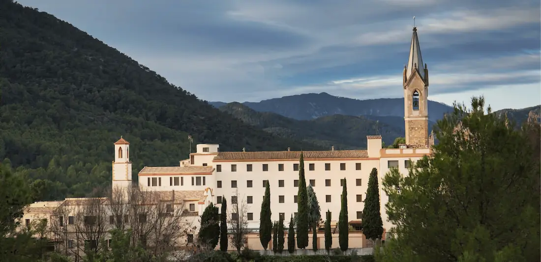 Panoramic view of the Carmen Convent complex in Onda, with the neo-Gothic church and the natural surroundings of the Sonella river